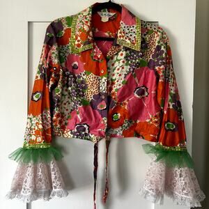 Vintage Lady Manhattan floral printed tie front top lace sleeve details costume